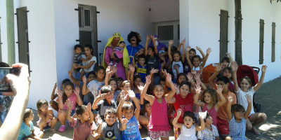 Los Niños disfrutando de la Jornada juntos a los 3 Reyes Magos.